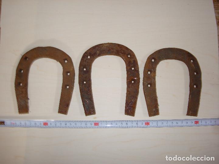 Antig&uuml;edades: Lote tres herraduras - Foto 1