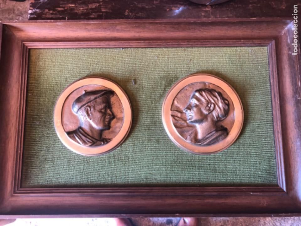 Antig&uuml;edades: 2 CASEROS TEMA VASCO ,EN BRONCE - Foto 1