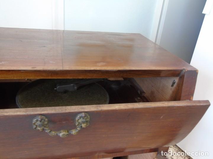 Antig&uuml;edades: mueble tocadiscos antiguo - Foto 4