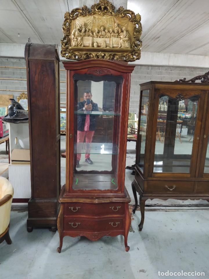 Antiquit&eacute;s: VITRINA..de vajilla de madera maciza antigua,,patas abombadas y terminaci&oacute;n cabriol&eacute;