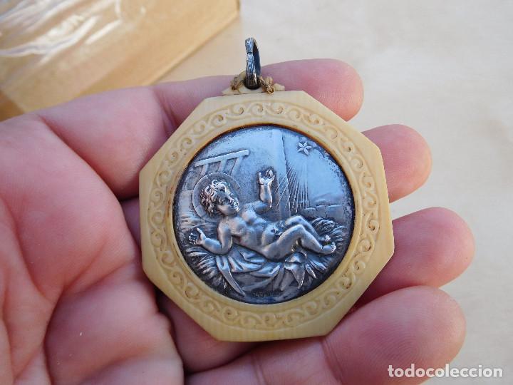 Antig&uuml;edades: Medalla antigua de plata y celuloide - Foto 1