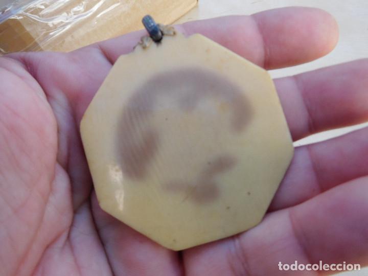 Antig&uuml;edades: Medalla antigua de plata y celuloide - Foto 3