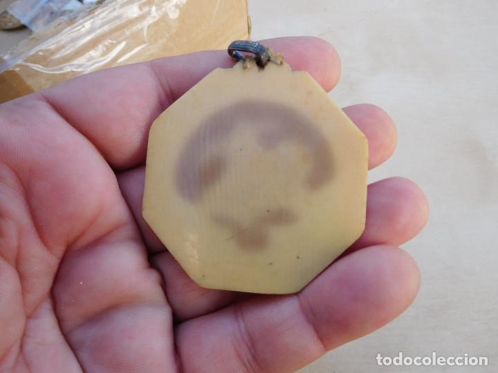 Antig&uuml;edades: Medalla antigua de plata y celuloide - Foto 4