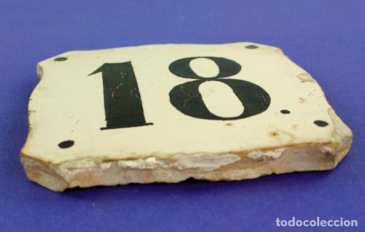 Antig&uuml;edades: Azulejo con numeraci&oacute;n para edificio, n&uacute;mero 18, siglo XIX. - Foto 3