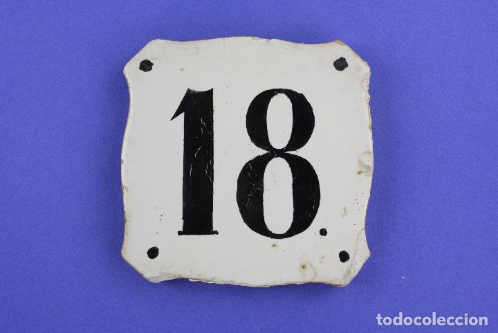 Antig&uuml;edades: Azulejo con numeraci&oacute;n para edificio, n&uacute;mero 18, siglo XIX. - Foto 1