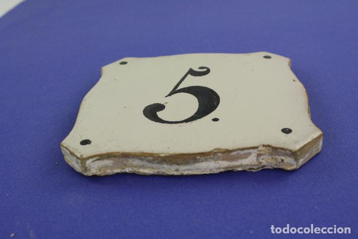 Antig&uuml;edades: Azulejo con numeraci&oacute;n para edificio, n&uacute;mero 5, siglo XIX. - Foto 2