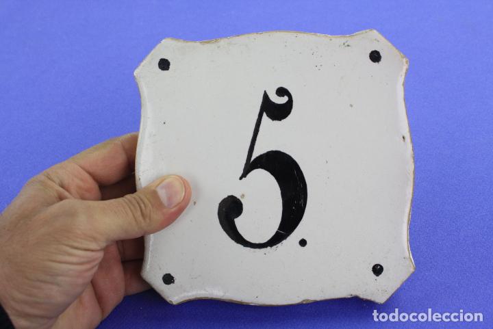 Antig&uuml;edades: Azulejo con numeraci&oacute;n para edificio, n&uacute;mero 5, siglo XIX. - Foto 1
