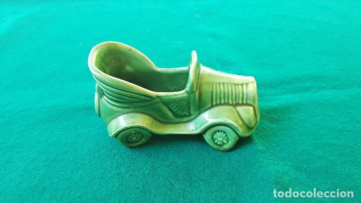 Antiques: COCHE DE ADORNO DE PORCELANA (1960s)