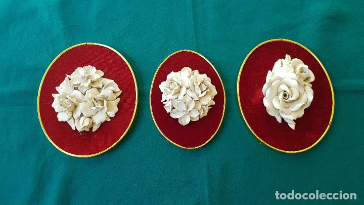 Antiques: 3 ADORNOS DE FLORES DE PORCELANA SOBRE TERCIOPELO ROJO (1960s) PARA COLGAR