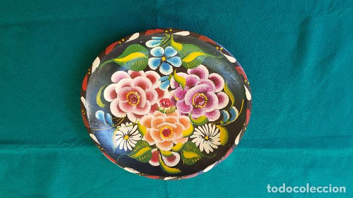 Antiques: PLATO DE CERAMICA CON MOTIVOS FLORALES PARA COLGAR