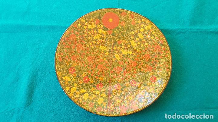Antiques: PLATO DE CERAMICA CON MOTIVOS FLORALES PARA COLGAR