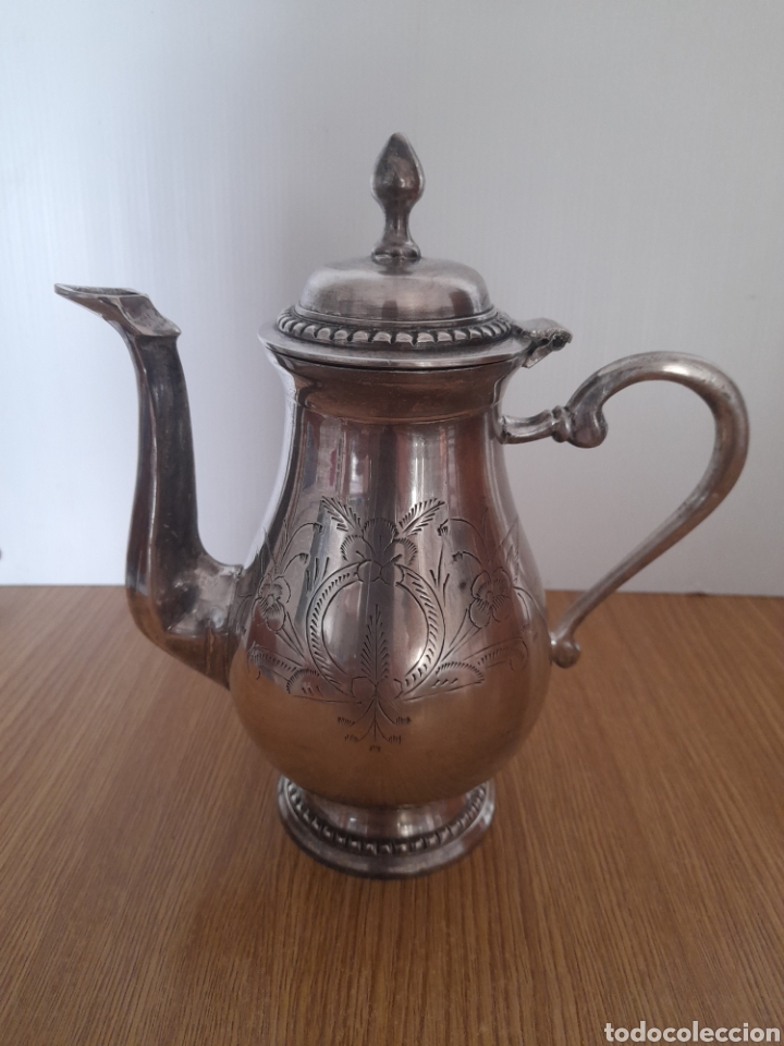 Antig&uuml;edades: CAFETERA EN ALPACA REPUJADA - Foto 1