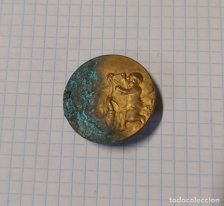 Antig&uuml;edades: Broche aleg&oacute;rico, 3 cm de di&aacute;metro - Foto 1