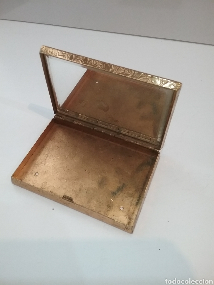 Antig&uuml;edades: Polvera en metal dorado con espejo interior. - Foto 2