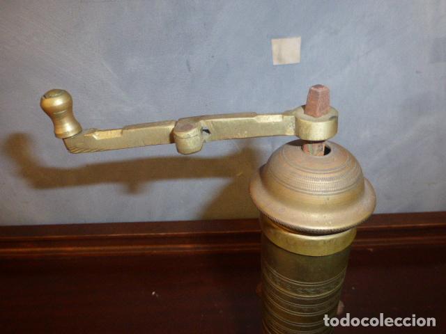 Antig&uuml;edades: MOLINILLO DE LATON GRABADO - Foto 2