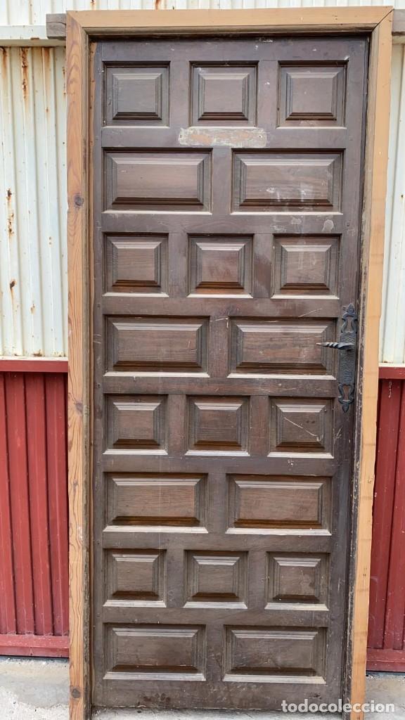 Antig&uuml;edades: PUERTA ANTIGUA DE CUARTERONES CASTELLANA DE 210 CMS. DE ALTURA X 90 DE ANCHO CON MARCO