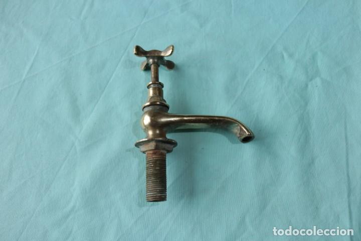 Antig&uuml;edades: Grifo antiguo lat&oacute;n macizo. Antique solid brass tap. - Foto 2