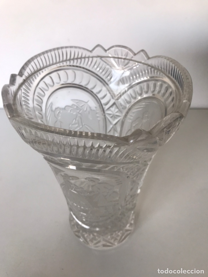 Antig&uuml;edades: Florero de cristal con formas talladas - Foto 2