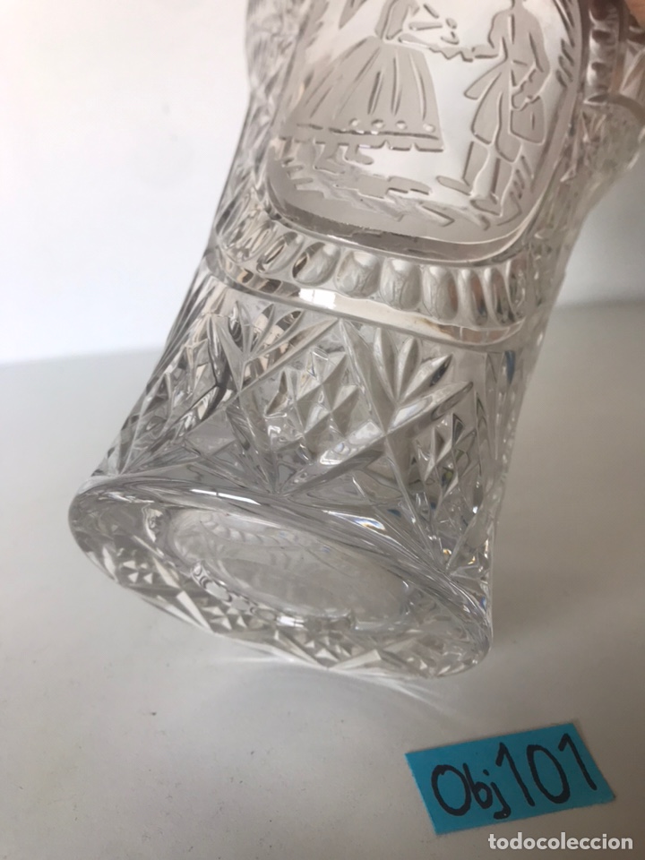 Antig&uuml;edades: Florero de cristal con formas talladas - Foto 3