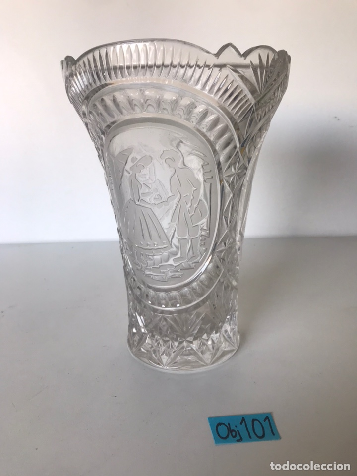 Antig&uuml;edades: Florero de cristal con formas talladas - Foto 1