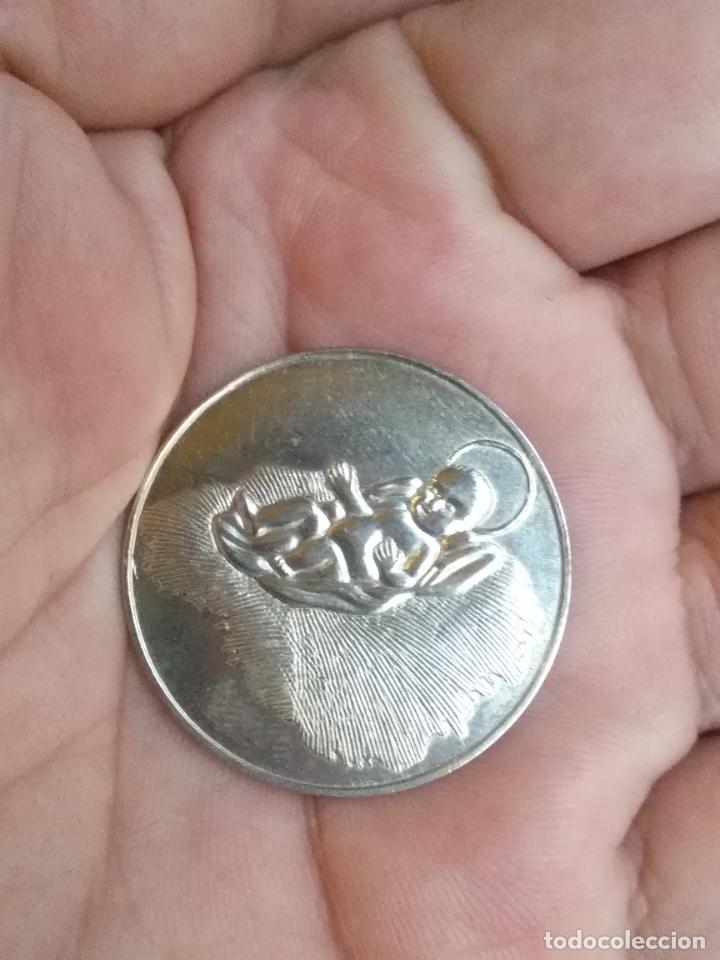 Antig&uuml;edades: medalla ni&ntilde;o jesus navida - Foto 2