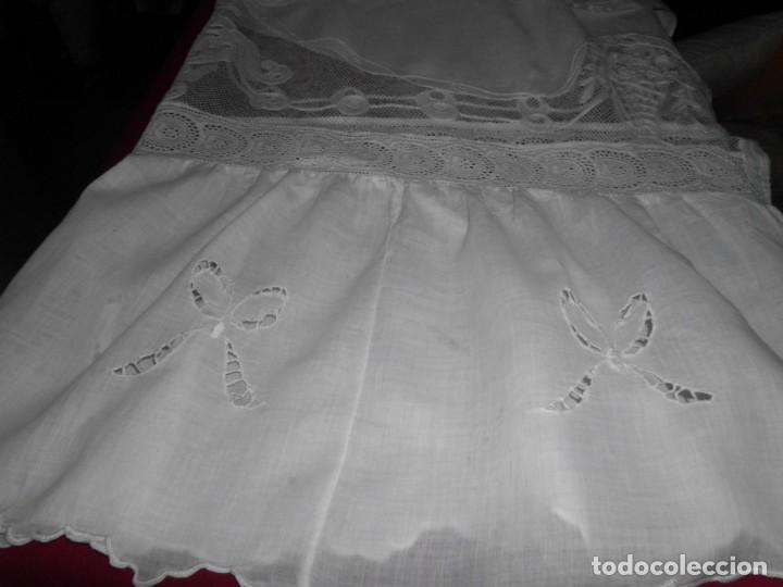 Antigüedades: Trozo de faldón de tul, aplicaciones y bordados hecho a mano - Foto 7 - 221962082
