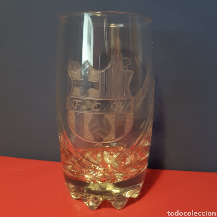 Antig&uuml;edades: Vaso personalizado tallado en cristal de Santa Luc&iacute;a con el escudo del Bar&ccedil;a y el nombre de &rdquo;Paco&rdquo;