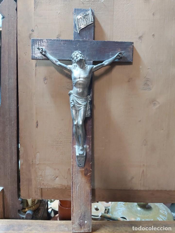 Antig&uuml;edades: CRUCIFIJO CON CRISTO DE CALAMINA. - Foto 1