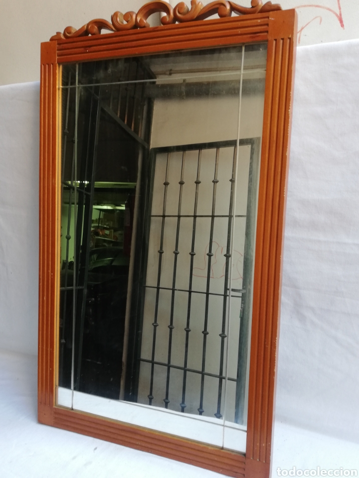 Antig&uuml;edades: ESPEJO RECTANGULAR DE MADERA CON COPETE. CRISTAL BISELADO. - Foto 2