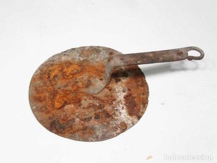 Antig&uuml;edades: Tapa de puchero en hierro de forja. - Foto 1