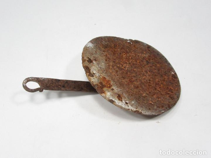 Antig&uuml;edades: Tapa de puchero en hierro de forja. - Foto 2