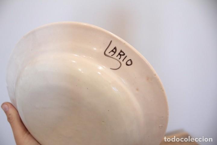 Antigüedades: Antiguo plato pintado decorado a mano, cerámica firmado Lario. 24cm - Foto 5 - 222124468