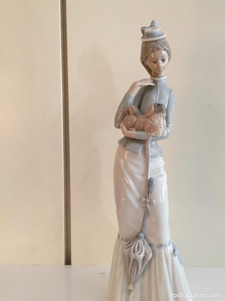 Antig&uuml;edades: SRTA CON CANICHE Y SOMBRILLA , 38 cm - Foto 1