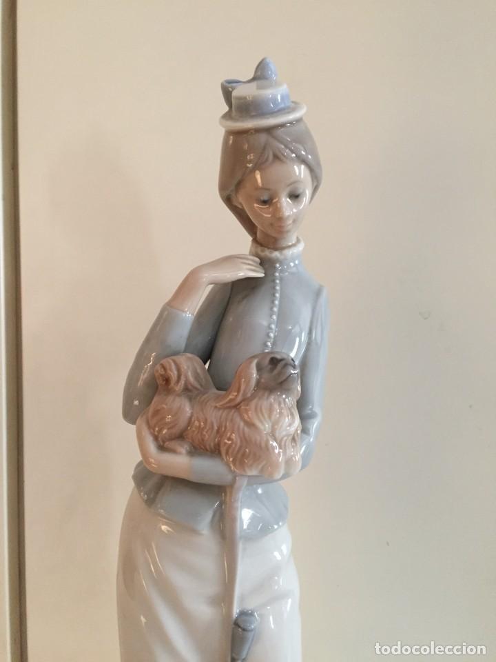Antig&uuml;edades: SRTA CON CANICHE Y SOMBRILLA , 38 cm - Foto 2