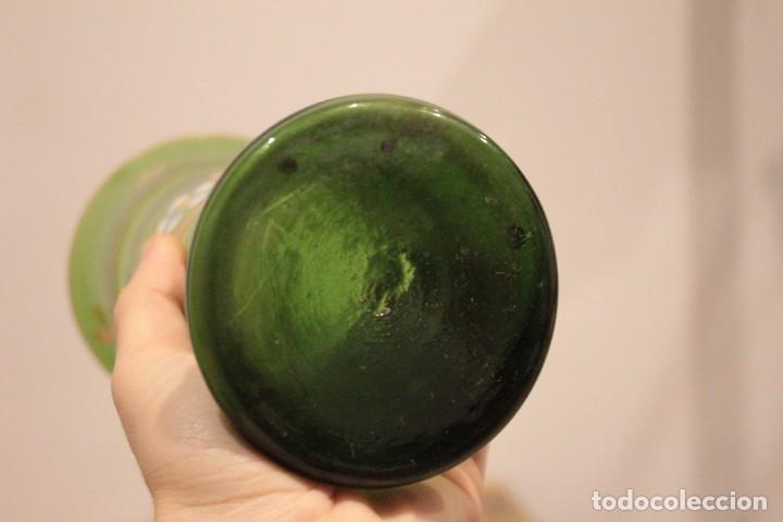 Antigüedades: Antiguo jarrón de cristal verde, pintado a mano, motivos florales y dorado, 21cm - Foto 3 - 222283613