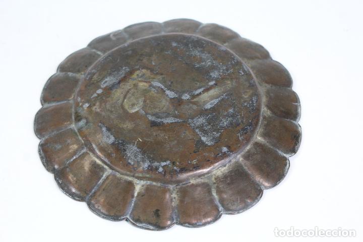 Antig&uuml;edades: plato de esta&ntilde;o-peltre con pavo real - Foto 2