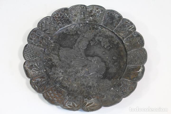 Antig&uuml;edades: plato de esta&ntilde;o-peltre con pavo real - Foto 3