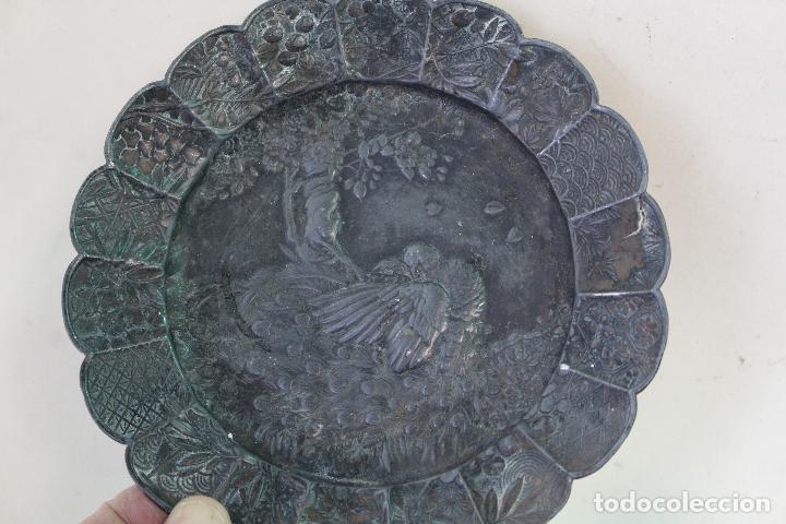 Antig&uuml;edades: plato de esta&ntilde;o-peltre con pavo real - Foto 4