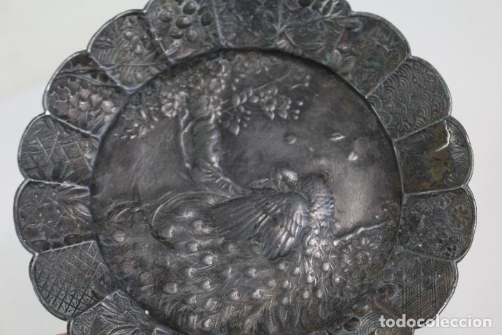 Antig&uuml;edades: plato de esta&ntilde;o-peltre con pavo real - Foto 1