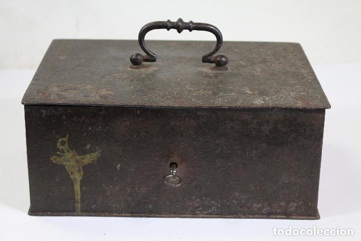610-Caja de caudales de hierro con llave Medidas: 43 x 47 x 61 cm.