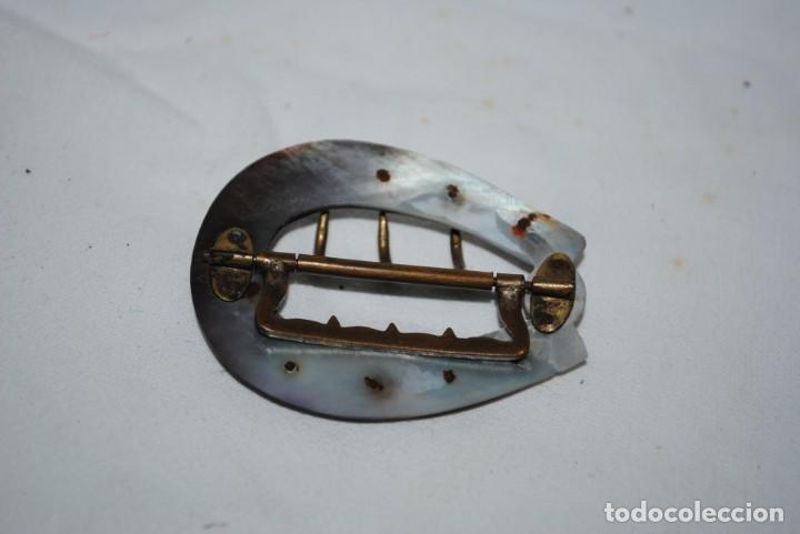 Antig&uuml;edades: ANTIGUA HEBILLA DE NACAR - Foto 2