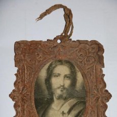 Antigüedades: ESTAMPA SAGRADO CORAZON DE JESUS EN MARCO REPUJADO DE LATON AÑO 1900