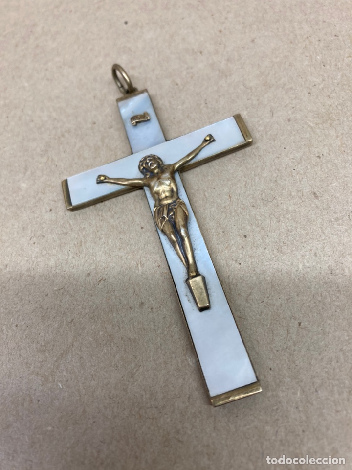 Antig&uuml;edades: Cruz de bronce y n&aacute;car - Foto 1