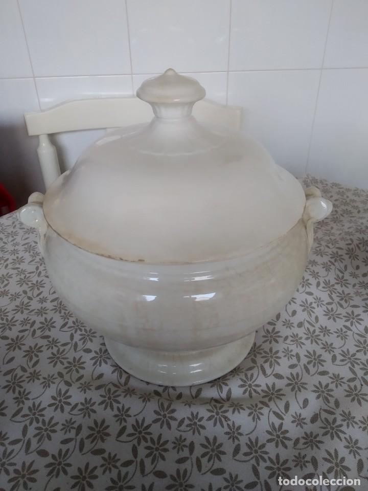 Antig&uuml;edades: Sopera de loza antigua - Foto 1