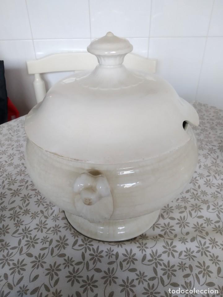 Antig&uuml;edades: Sopera de loza antigua - Foto 3