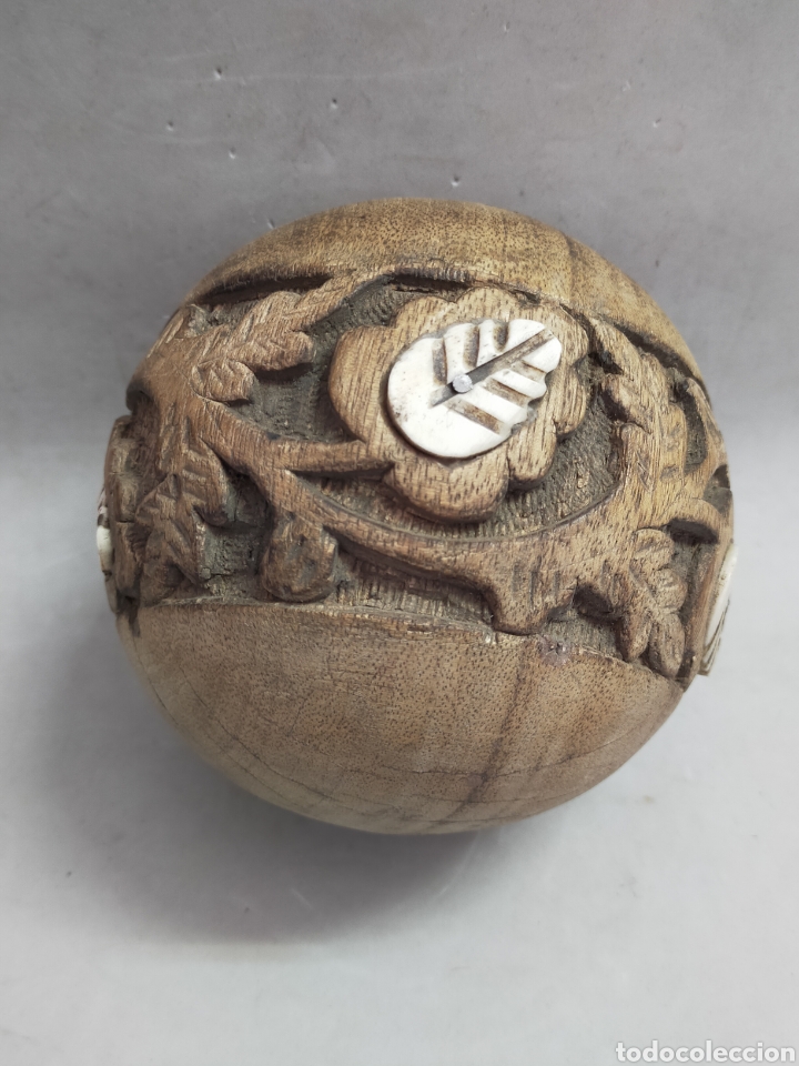 Antiquit&auml;ten: BOLA DECORATIVA EN MADERA CON DETALLES VEGETALES EN HUESO