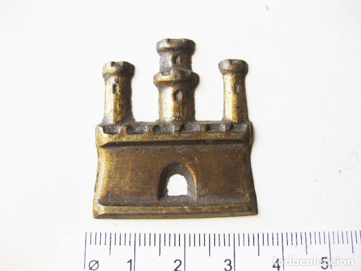 Antiquit&eacute;s: Adorno de mueble en lat&oacute;n o bronce con la figura de un castillo.