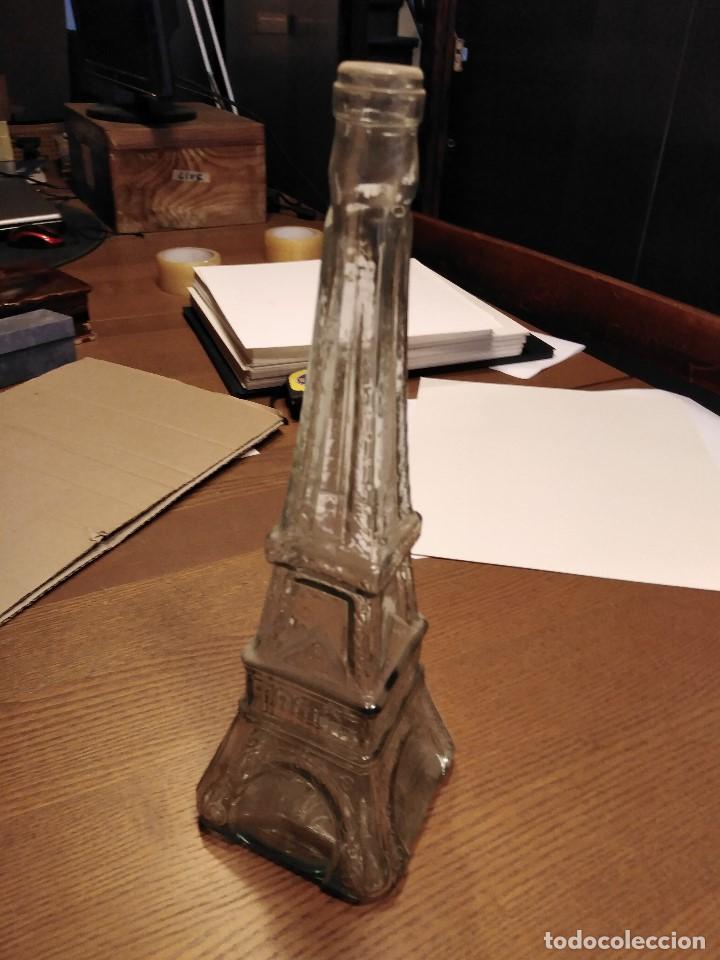 Antiques: Divertida Tour Eiffel antigua -no tap&oacute;n de rosca- por s&oacute;lo veinticinco euros