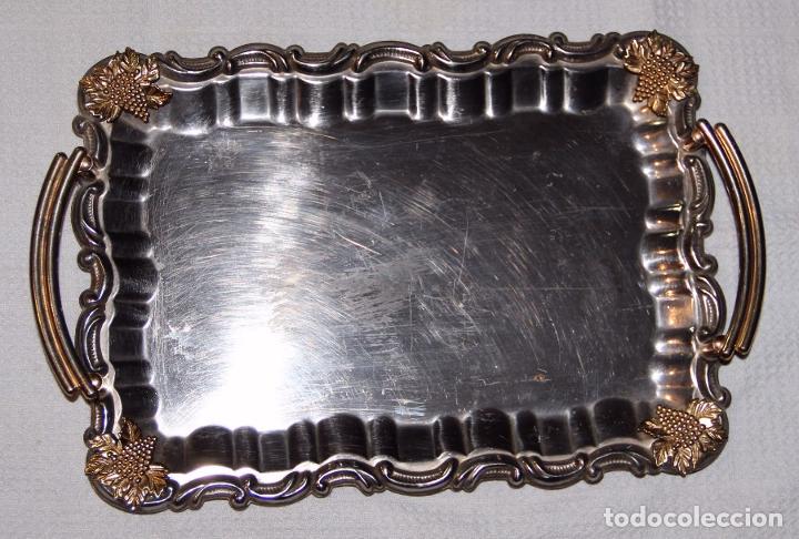 Antig&uuml;edades: Bandeja met&aacute;lica rectangular plateada con asas doradas 29x21cm. - Foto 1
