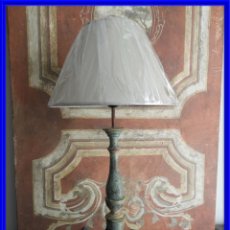 Antigüedades: LAMPARA DE MADERA POLICROMADA PRECIOSA EN TONOS VERDES Y AZULES. Lote 222855260